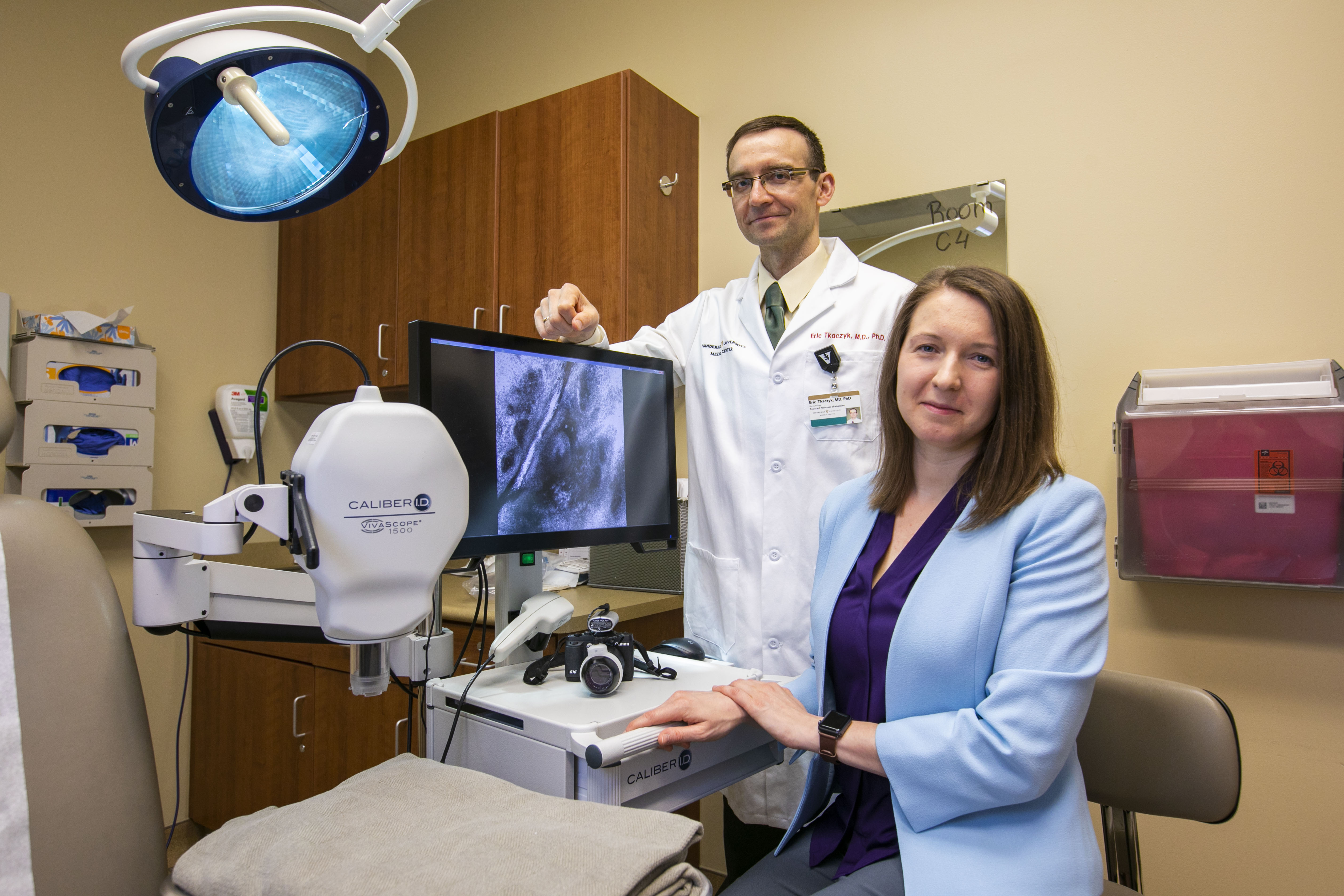 Drs. Eric Tkaczyk and Inga Saknite, researchers at VUMC, in the lab